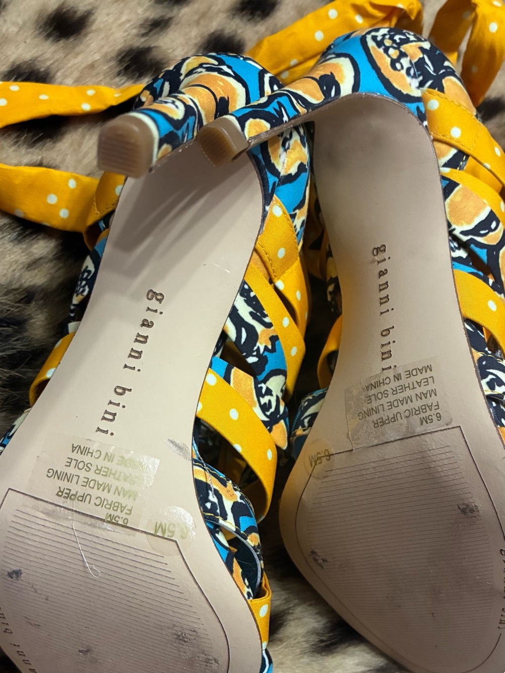 Gianni Bini NWOT Yellow Polka Dot & Blue Printed Tie-Heels - Picture 3 of 3